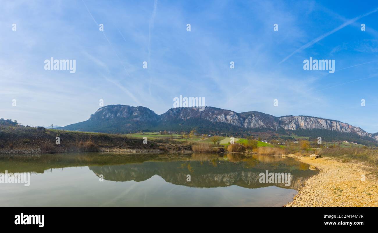 alta montagna lunga con riflessi in uno stagno e cielo blu in vista panoramica autunnale Foto Stock