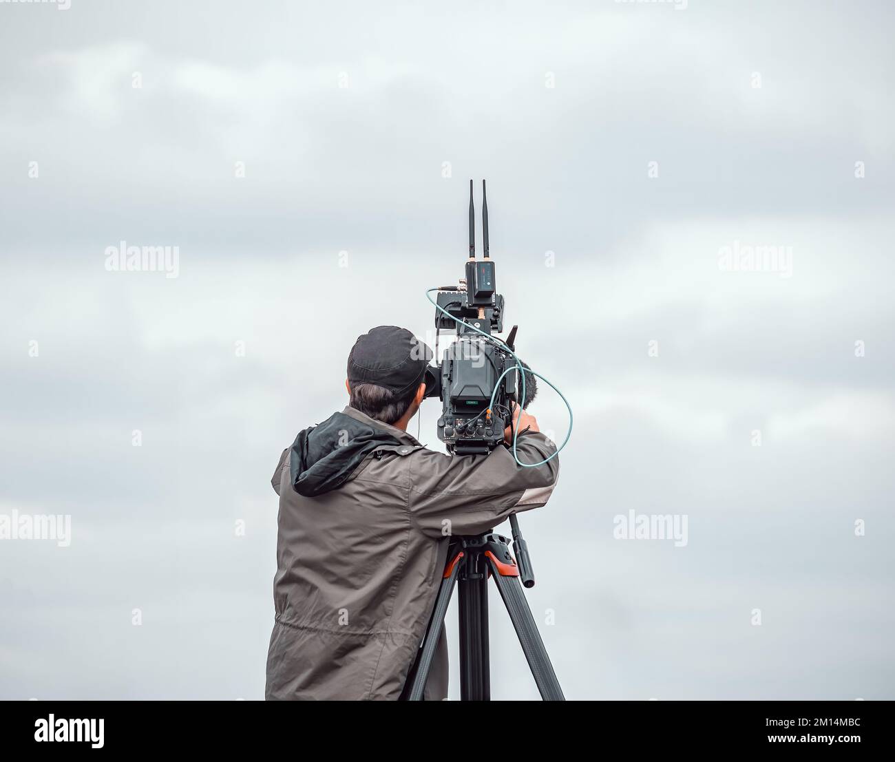 Operatore di telecamere che riprende un evento a Bucarest, Romania, utilizzando una videocamera moderna. Foto Stock