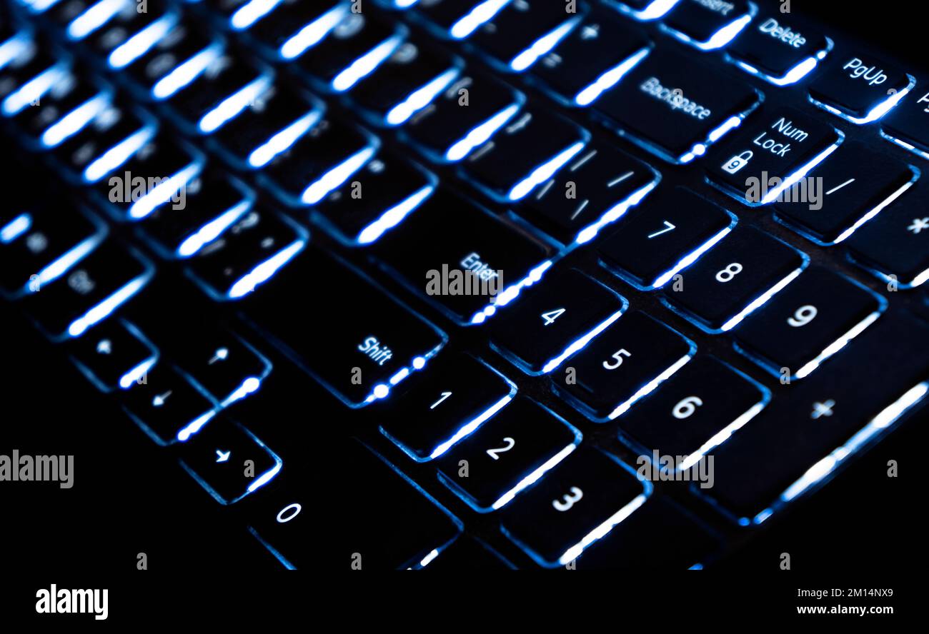 Moderna tastiera per computer portatili. Tastiera del computer portatile. Particolare della nuova ed ergonomica tastiera per computer con illuminazione Foto Stock