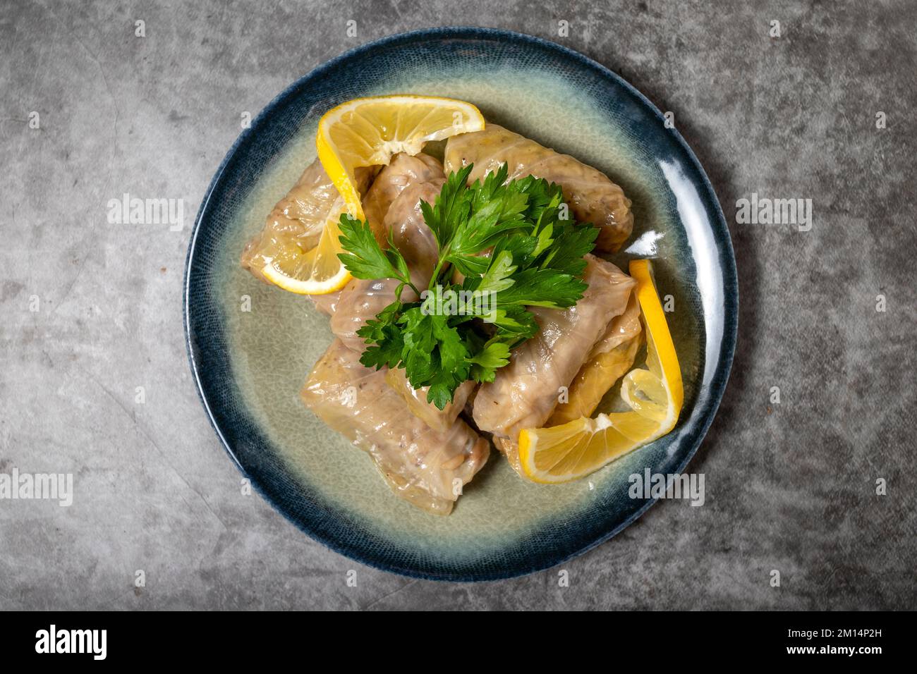 Cavolo ripieno su fondo scuro. Cucina turca sapori antipasto. Vista dall'alto. primo piano Foto Stock