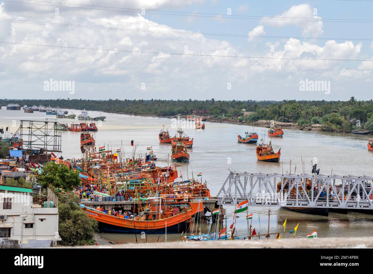 COLORATE BARCHE DA PESCA VICINO ALLA ZONA DEL PORTO A OVEST RURALE BENGALA INDIA Foto Stock