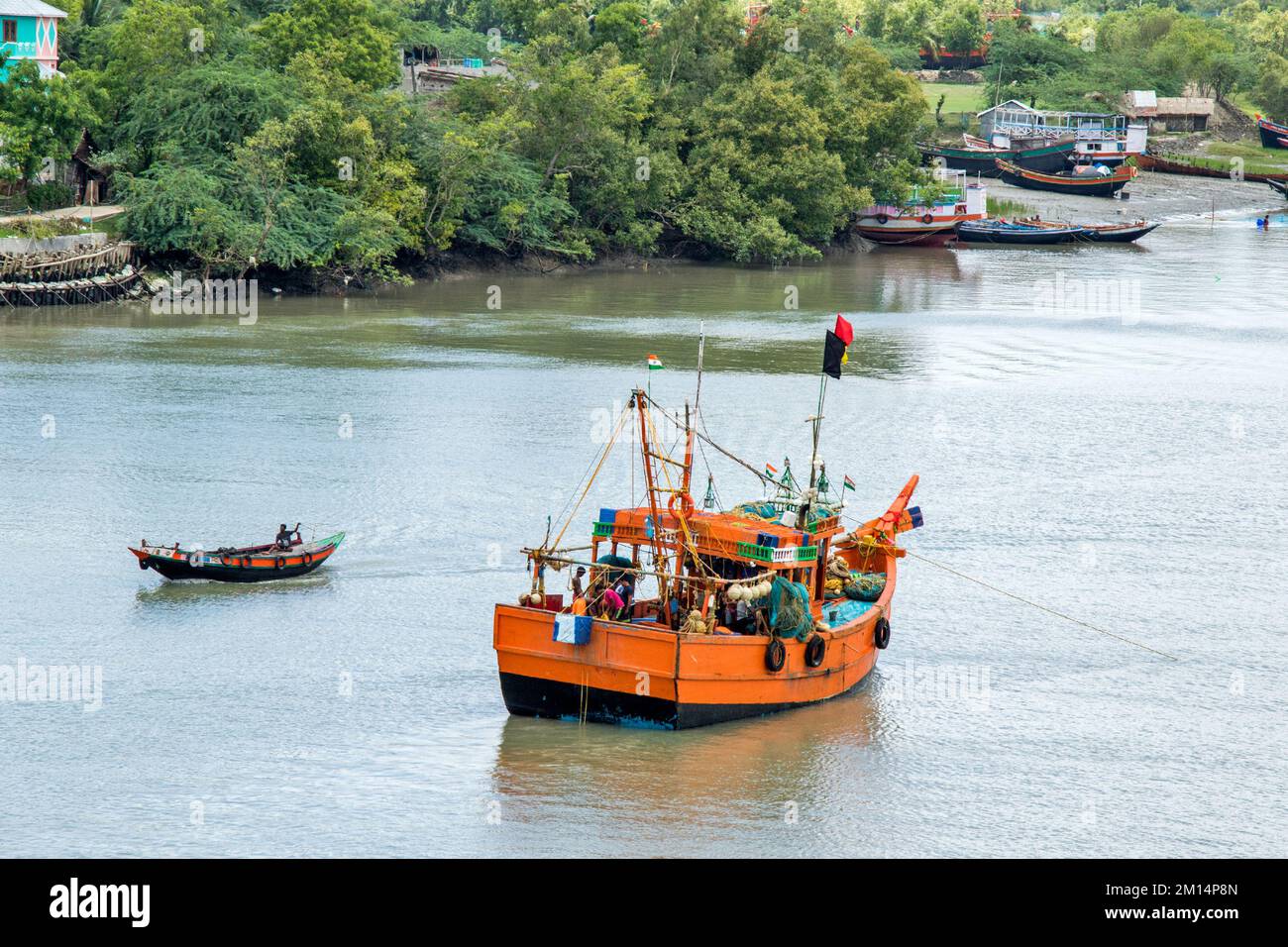 COLORATE BARCHE DA PESCA VICINO ALLA ZONA DEL PORTO A OVEST RURALE BENGALA INDIA Foto Stock