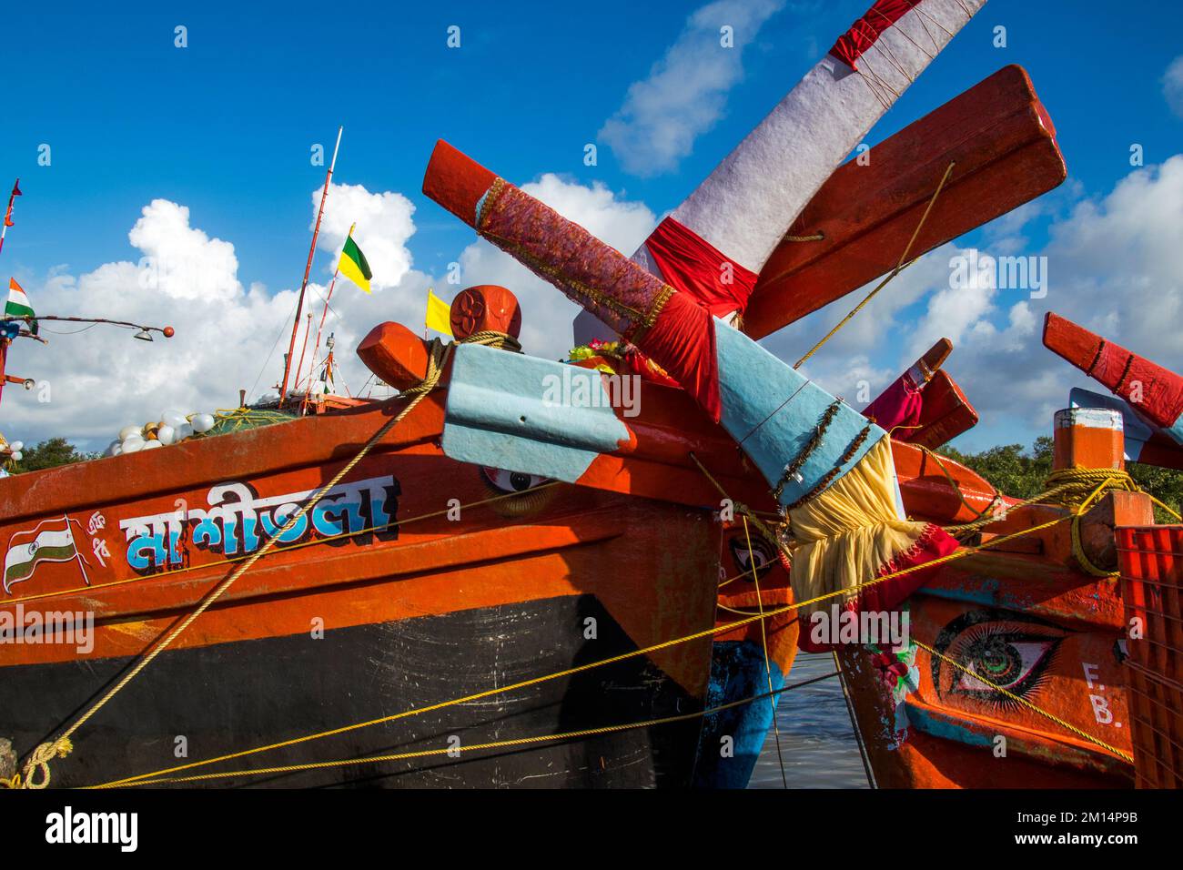 COLORATE BARCHE DA PESCA VICINO ALLA ZONA DEL PORTO A OVEST RURALE BENGALA INDIA Foto Stock