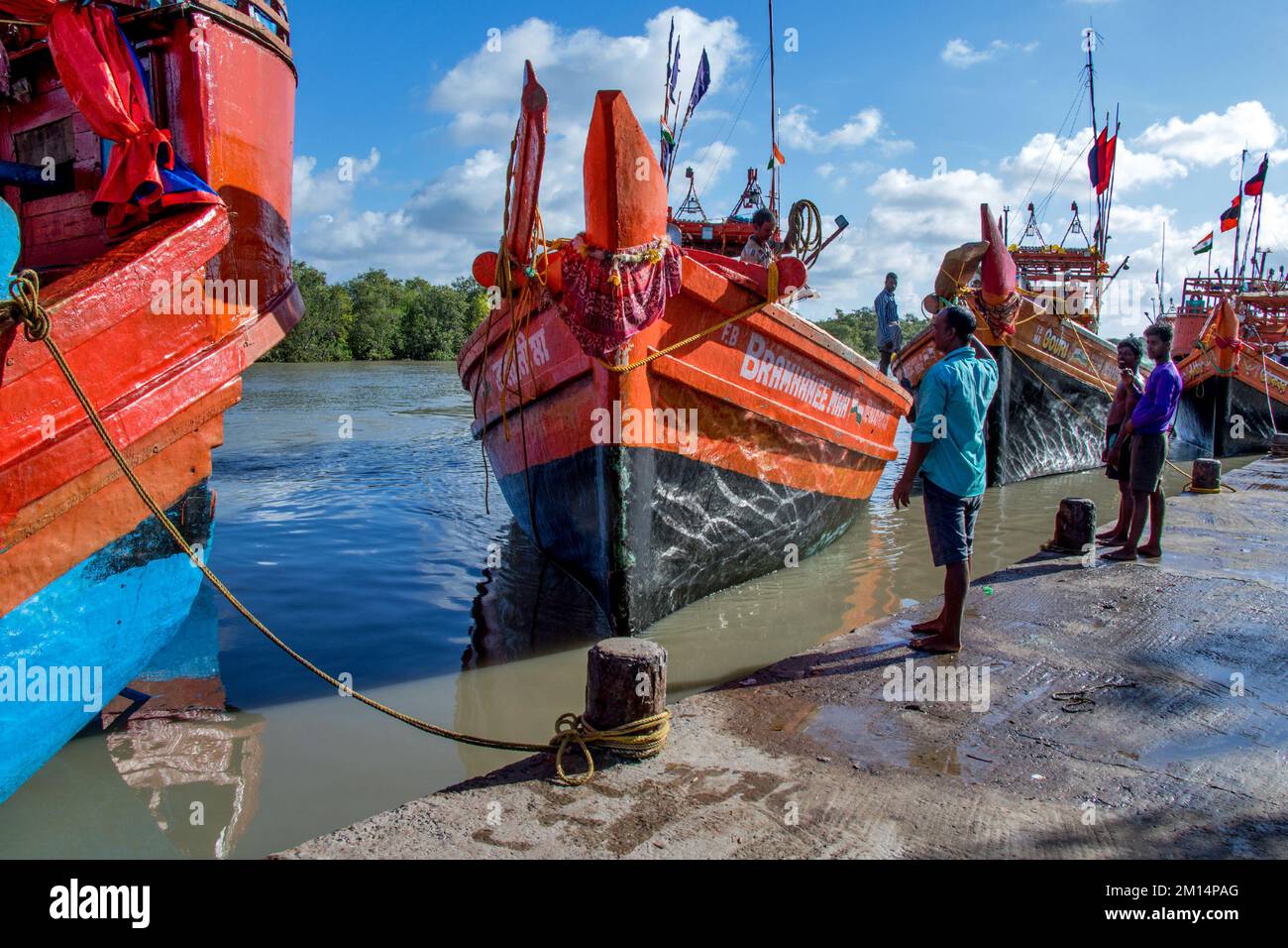 COLORATE BARCHE DA PESCA VICINO ALLA ZONA DEL PORTO A OVEST RURALE BENGALA INDIA Foto Stock