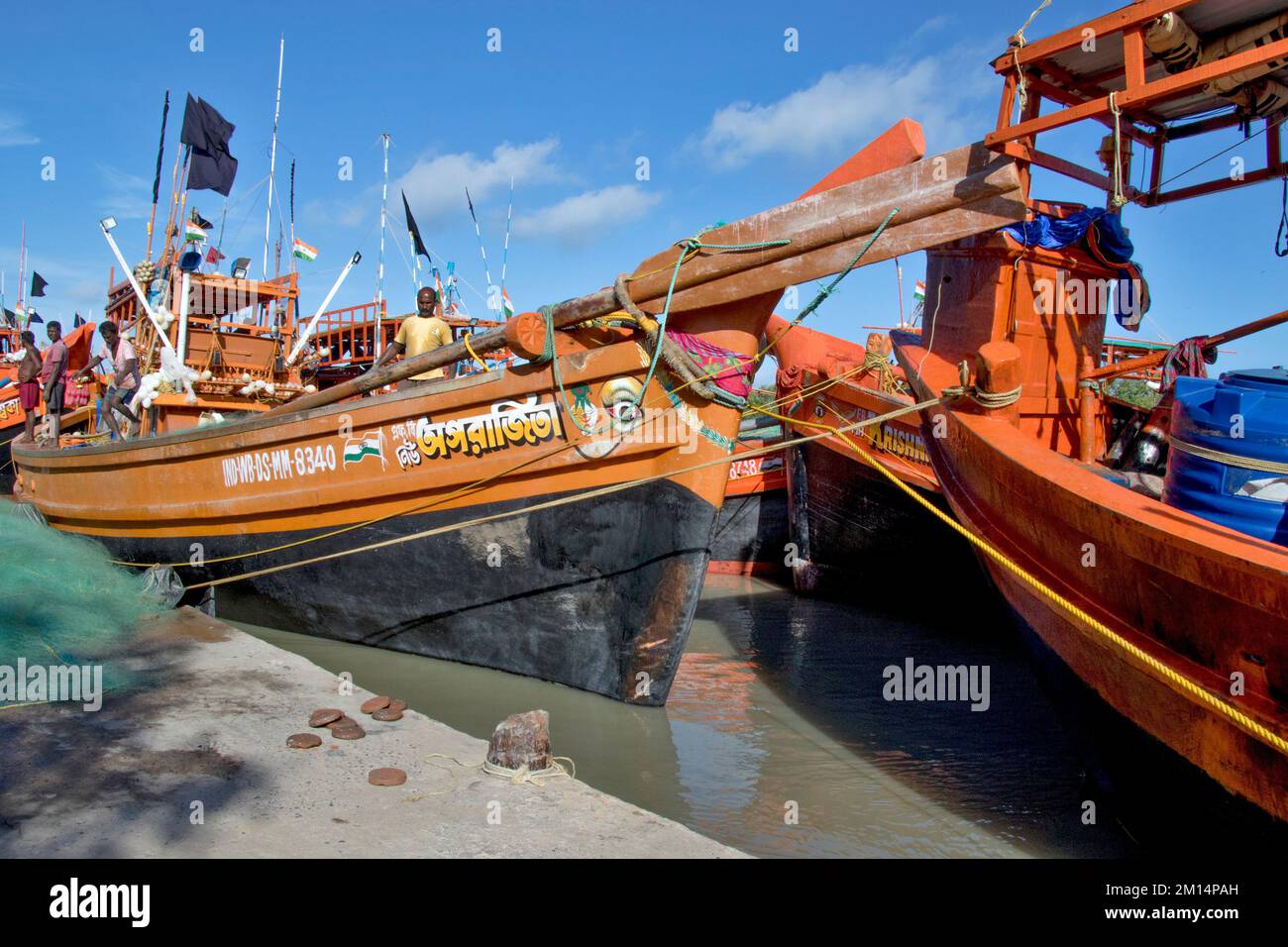 COLORATE BARCHE DA PESCA VICINO ALLA ZONA DEL PORTO A OVEST RURALE BENGALA INDIA Foto Stock