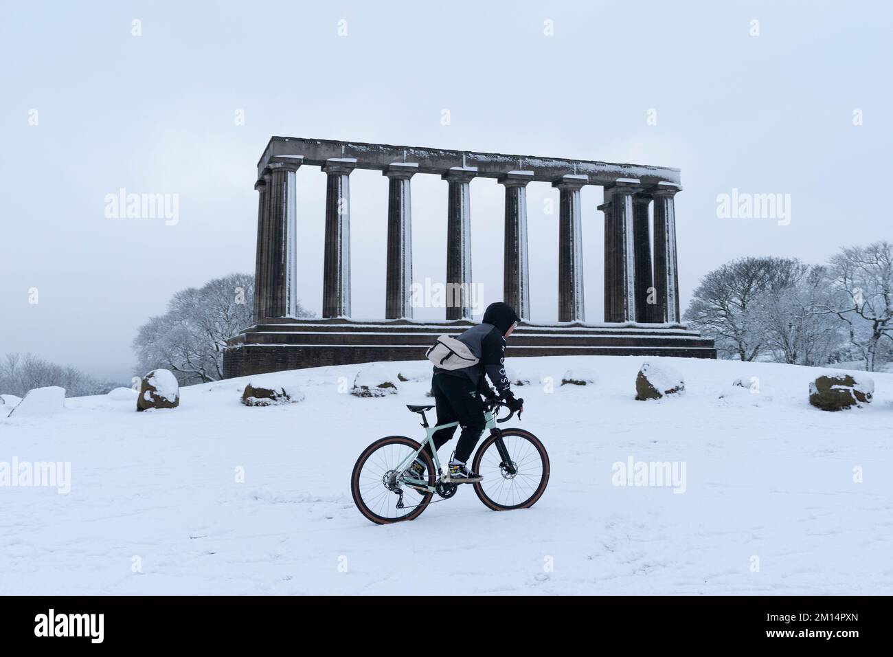 Edimburgo, Scozia, Regno Unito. 10th dicembre 2022. Vista su Calton Hill nella neve. Questa mattina ad Edimburgo è caduta una neve pesante, mentre le condizioni climatiche artiche del nord continuano a colpire gran parte del Regno Unito . Iain Masterton/Alamy Live News Foto Stock