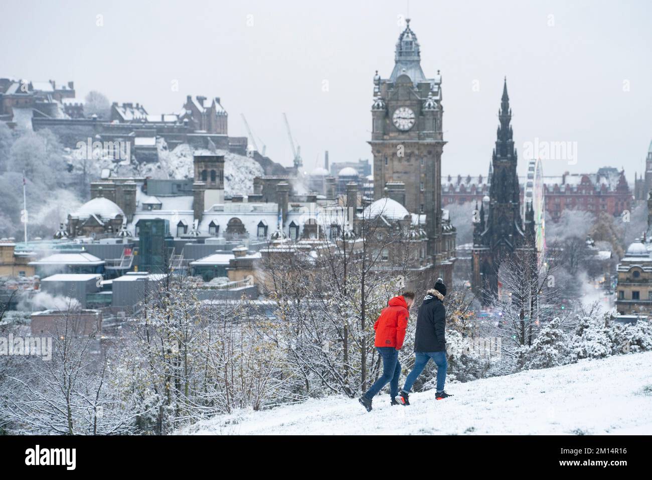 Edimburgo, Scozia, Regno Unito. 10th dicembre 2022. Vista su Calton Hill nella neve. Questa mattina ad Edimburgo è caduta una neve pesante, mentre le condizioni climatiche artiche del nord continuano a colpire gran parte del Regno Unito . Iain Masterton/Alamy Live News Foto Stock