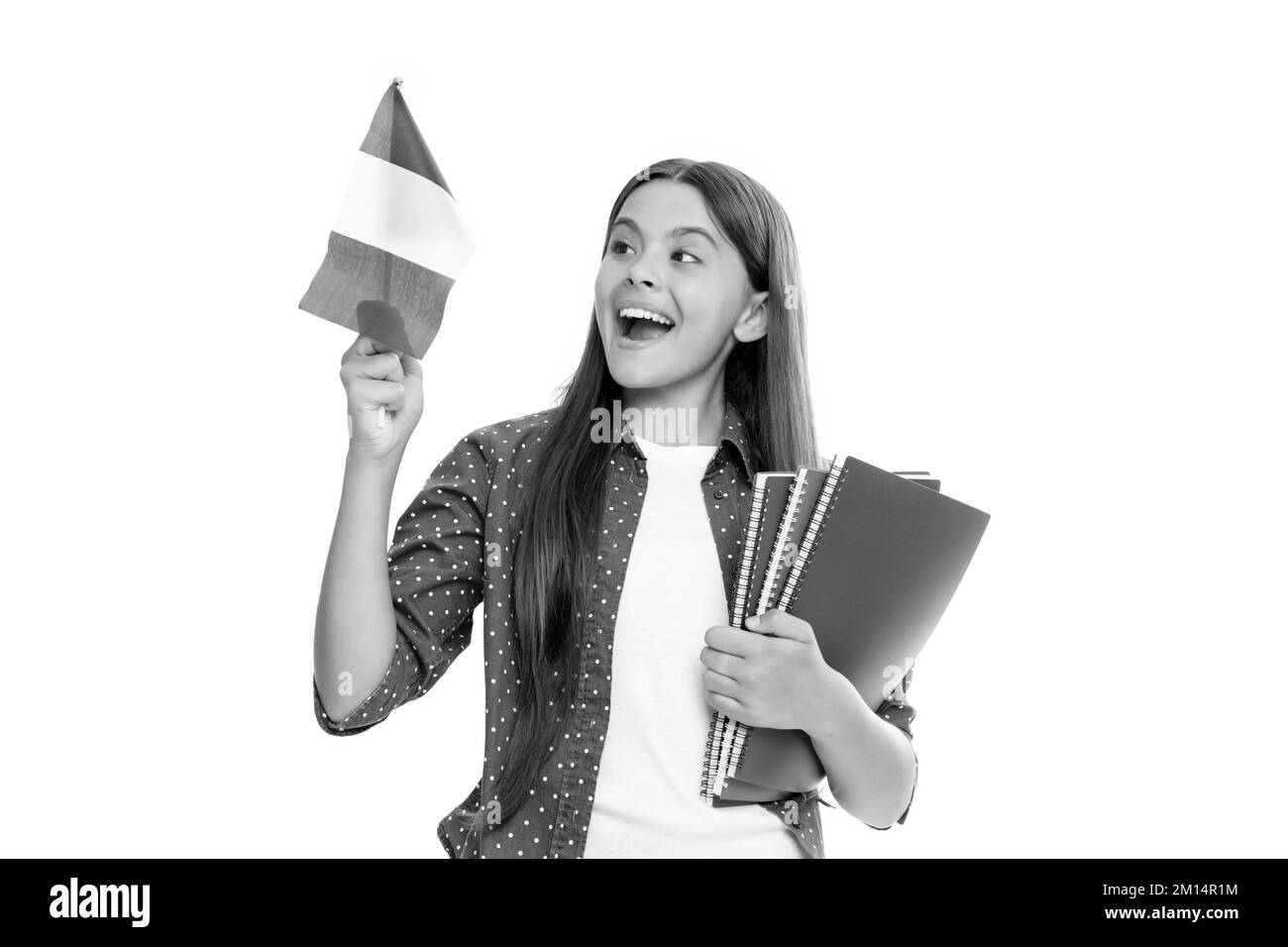 viaggio in francia. imparare la lingua straniera. ragazza teen sorpreso tenere bandiera francese e libro di lavoro. Foto Stock