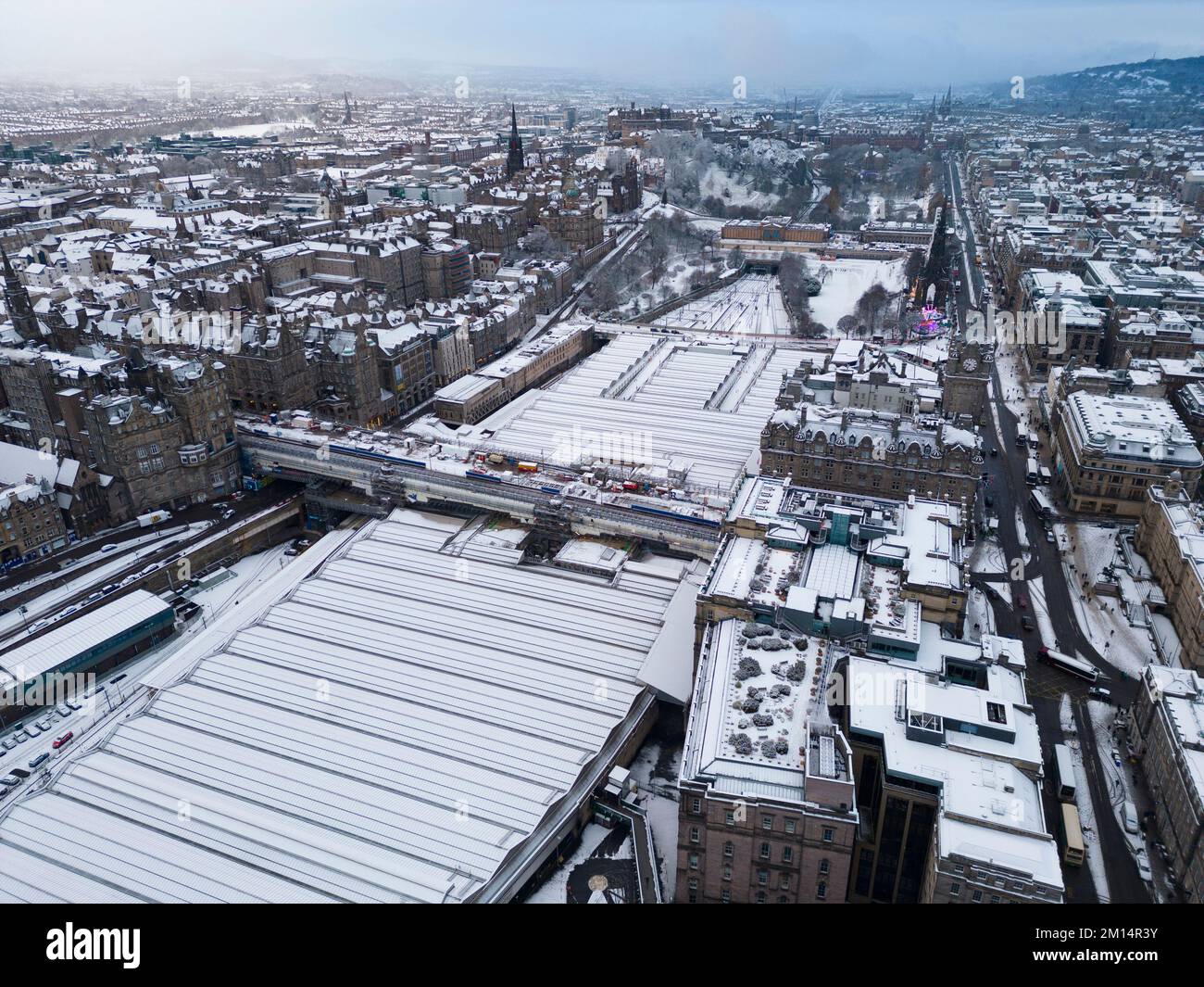 Edimburgo, Scozia, Regno Unito. 10th dicembre 2022. Vista su Edimburgo nella neve. Questa mattina ad Edimburgo è caduta una neve pesante, mentre le condizioni climatiche artiche del nord continuano a colpire gran parte del Regno Unito . Iain Masterton/Alamy Live News Foto Stock