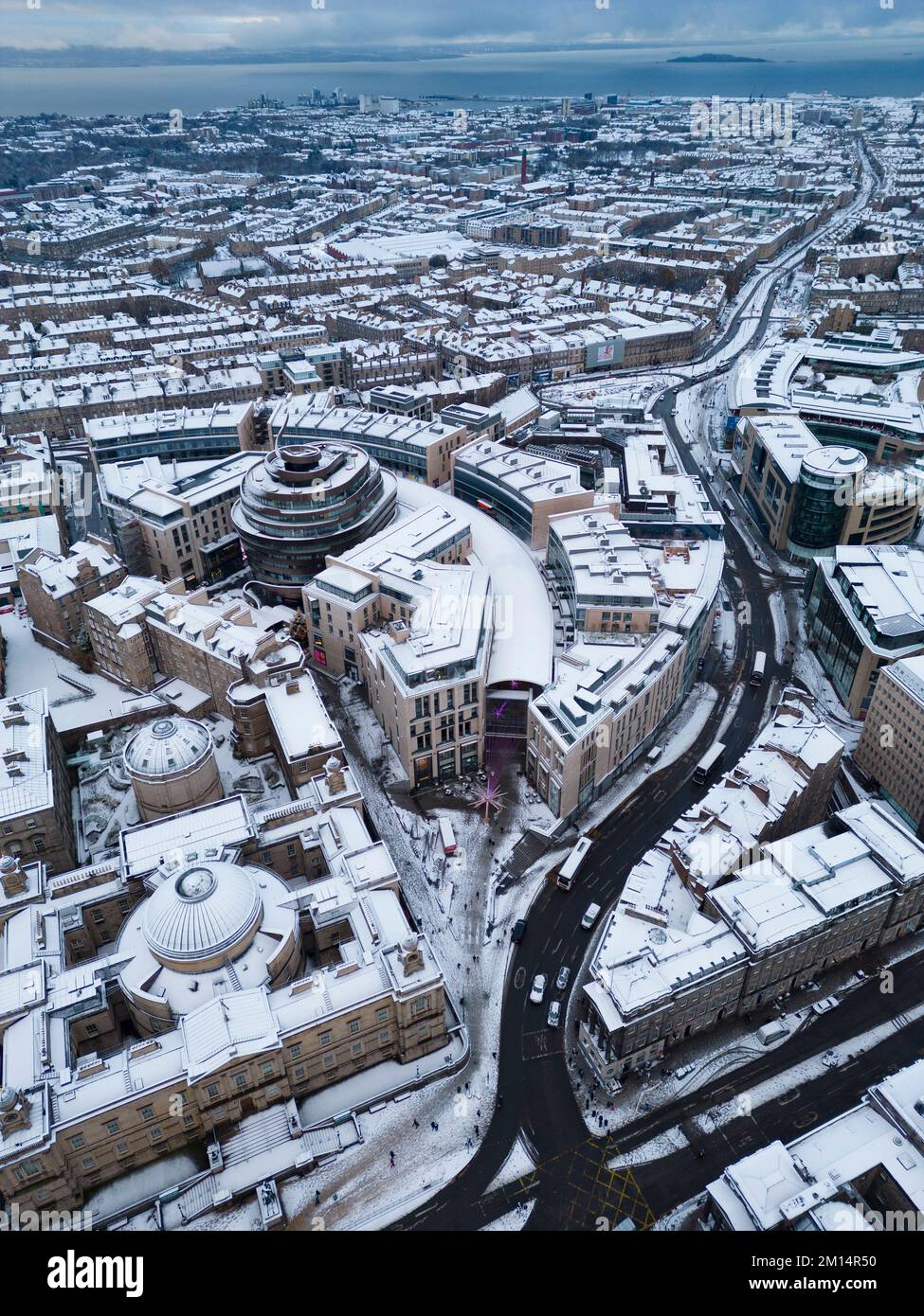 Edimburgo, Scozia, Regno Unito. 10th dicembre 2022. Vista sul quartiere di St James a Edimburgo sulla neve. Questa mattina ad Edimburgo è caduta una neve pesante, mentre le condizioni climatiche artiche del nord continuano a colpire gran parte del Regno Unito . Iain Masterton/Alamy Live News Foto Stock