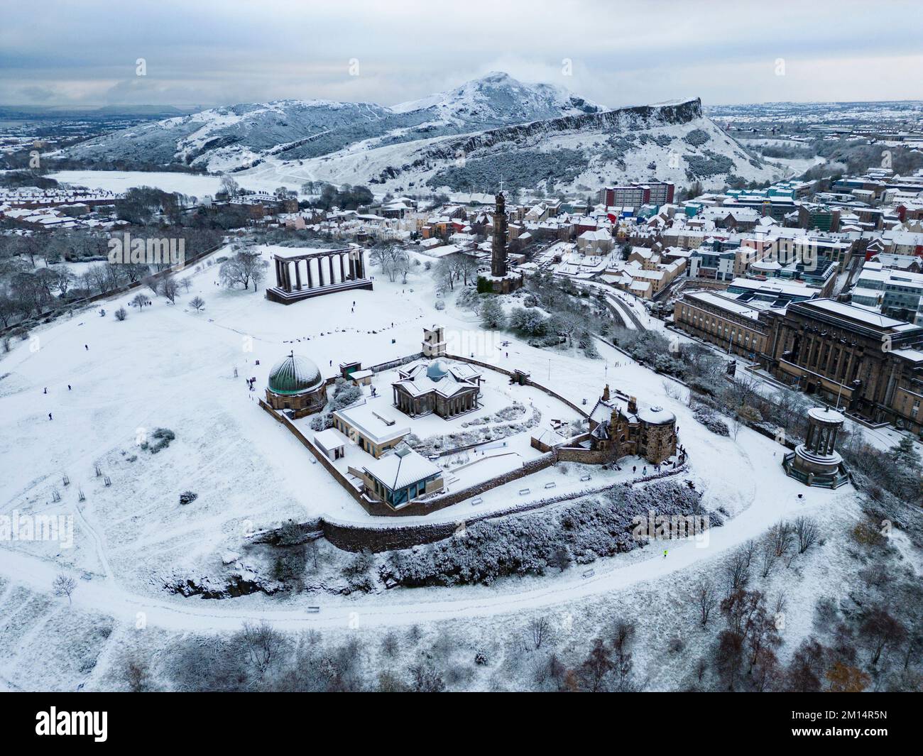 Edimburgo, Scozia, Regno Unito. 10th dicembre 2022. Vista su Calton Hill nella neve. Questa mattina ad Edimburgo è caduta una neve pesante, mentre le condizioni climatiche artiche del nord continuano a colpire gran parte del Regno Unito . Iain Masterton/Alamy Live News Foto Stock