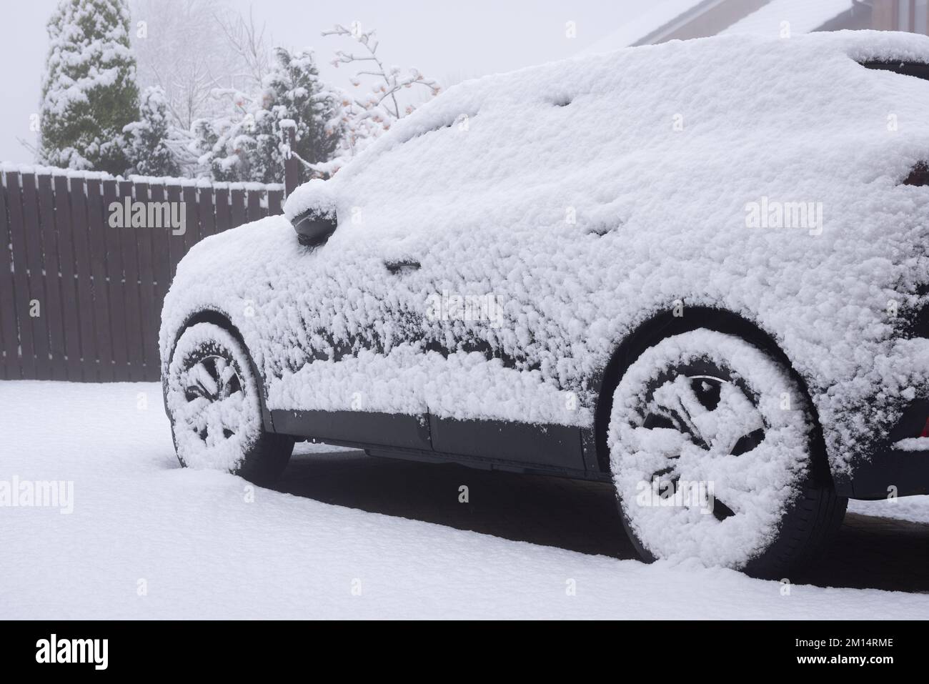 Adottato il 10 dicembre 2022 a Rossendale Lancashire, Regno Unito. Prima nevicata invernale. Auto coperta di neve con pneumatici da neve Foto Stock