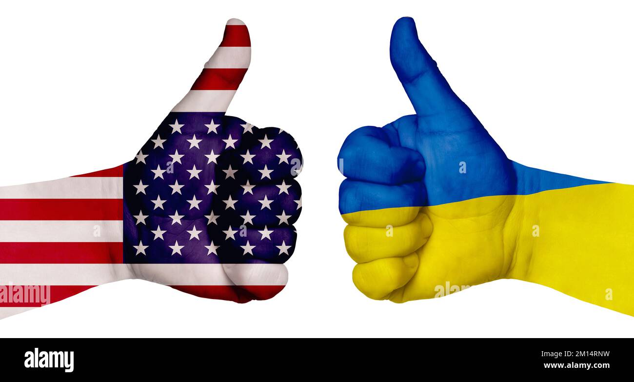 Il concetto di rafforzare il rapporto delle nazioni. Due mani sono dipinte con bandiere di diversi paesi, con un pollice sollevato. Ucraina e. Foto Stock