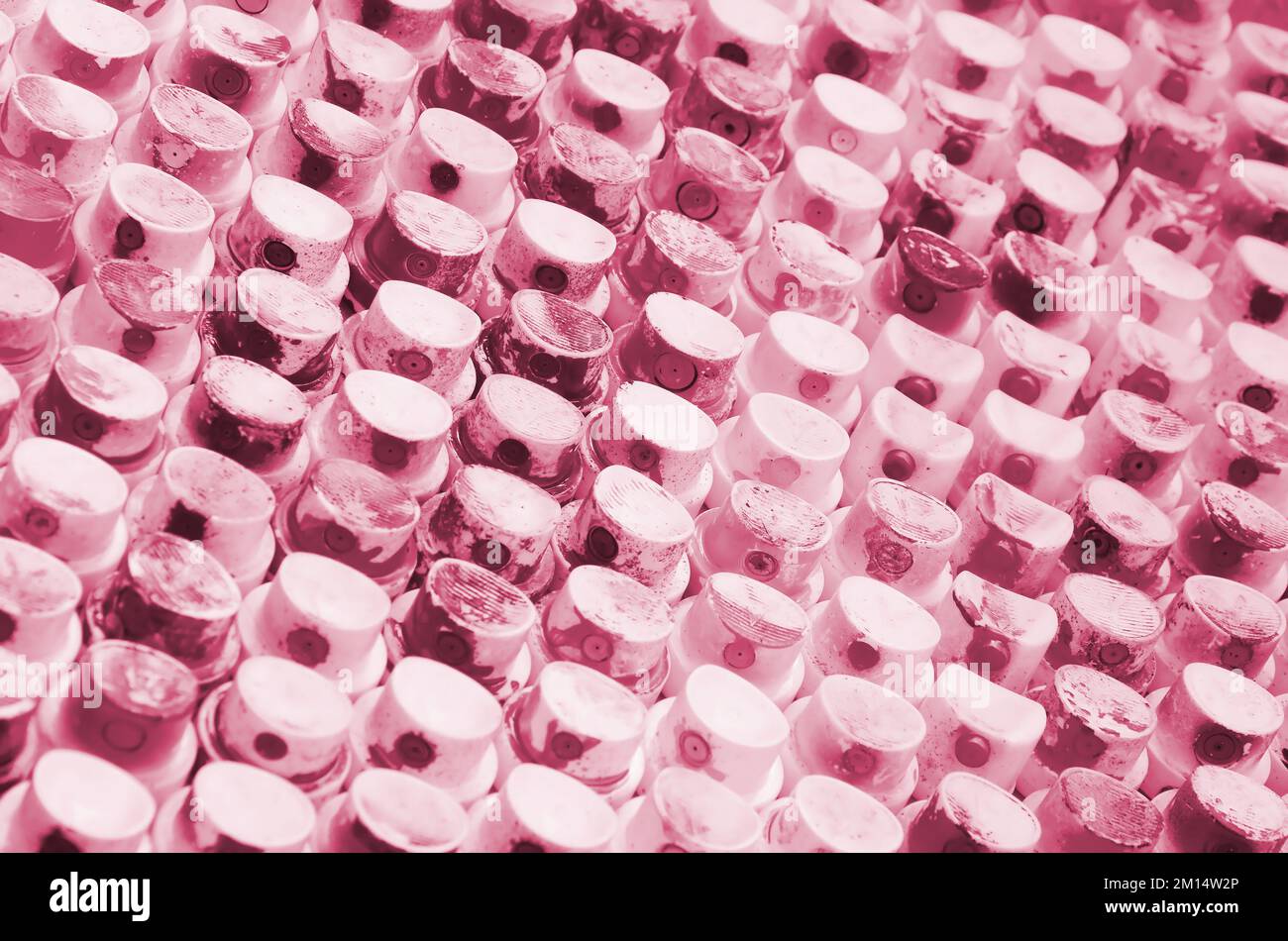 Un Motivo Di Molti Ugelli Di Uno Spruzzatore Per Disegnare Graffiti Spalmato In Colori Diversi Immagine Colorata In Viva Magenta Colore Del 2023 Anno Image499822814
