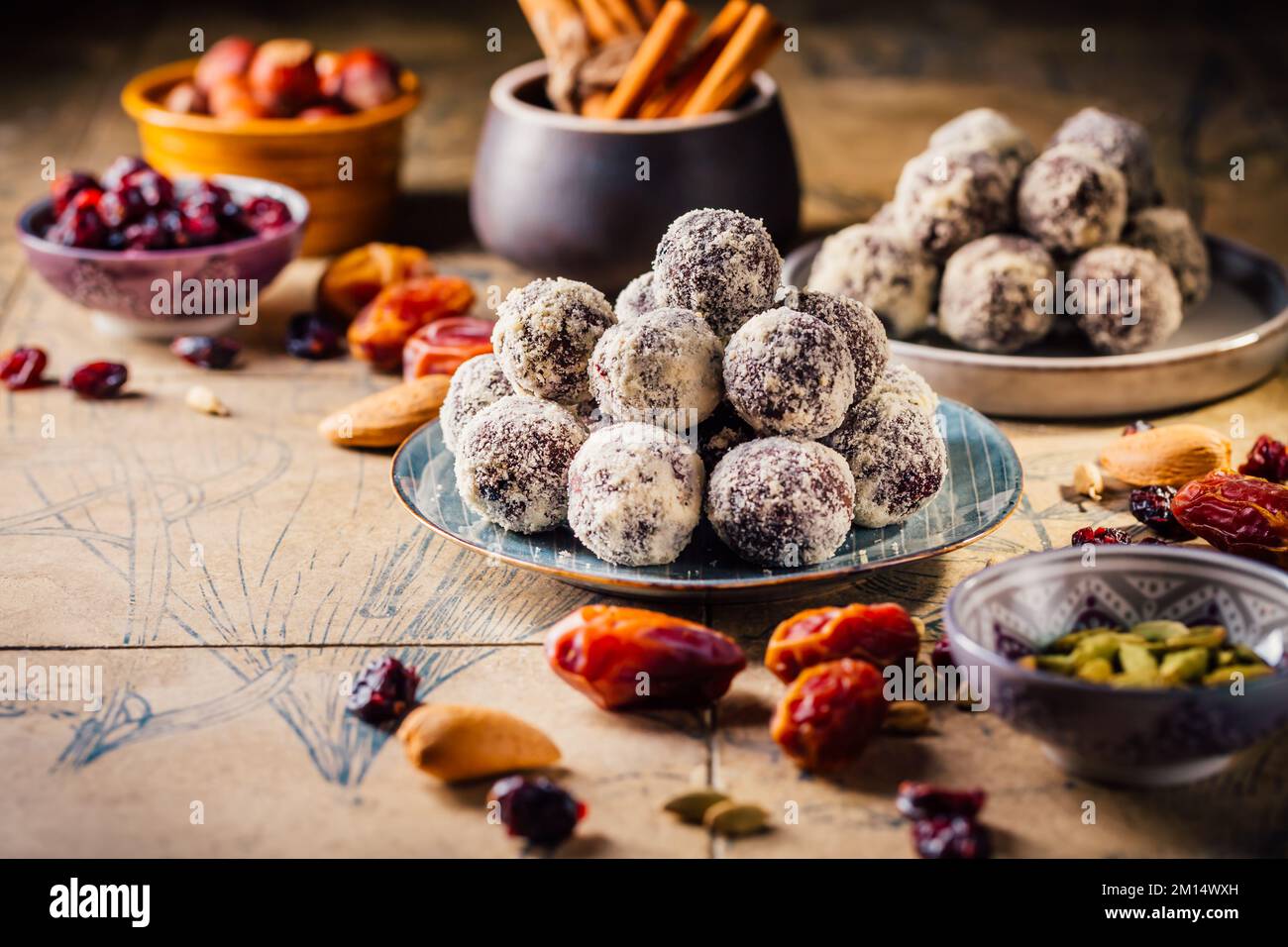 Energy palle vegane - dessert crudo (palle di beatitudine), caramelle senza zucchero con ingredienti, frutta secca e frutta Foto Stock