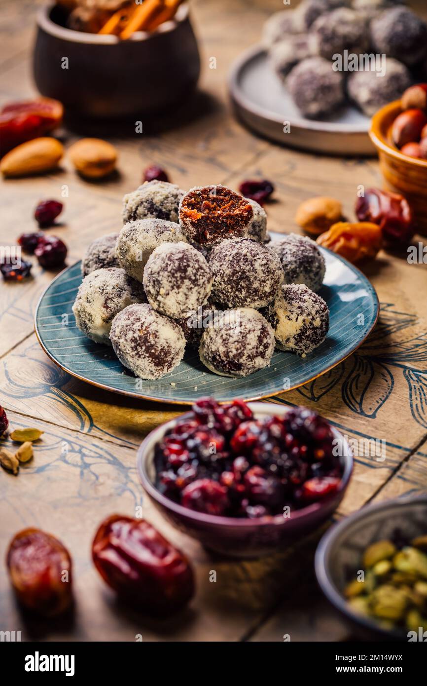 Energy palle vegane - dessert crudo (palle di beatitudine), caramelle senza zucchero con ingredienti, frutta secca e frutta Foto Stock