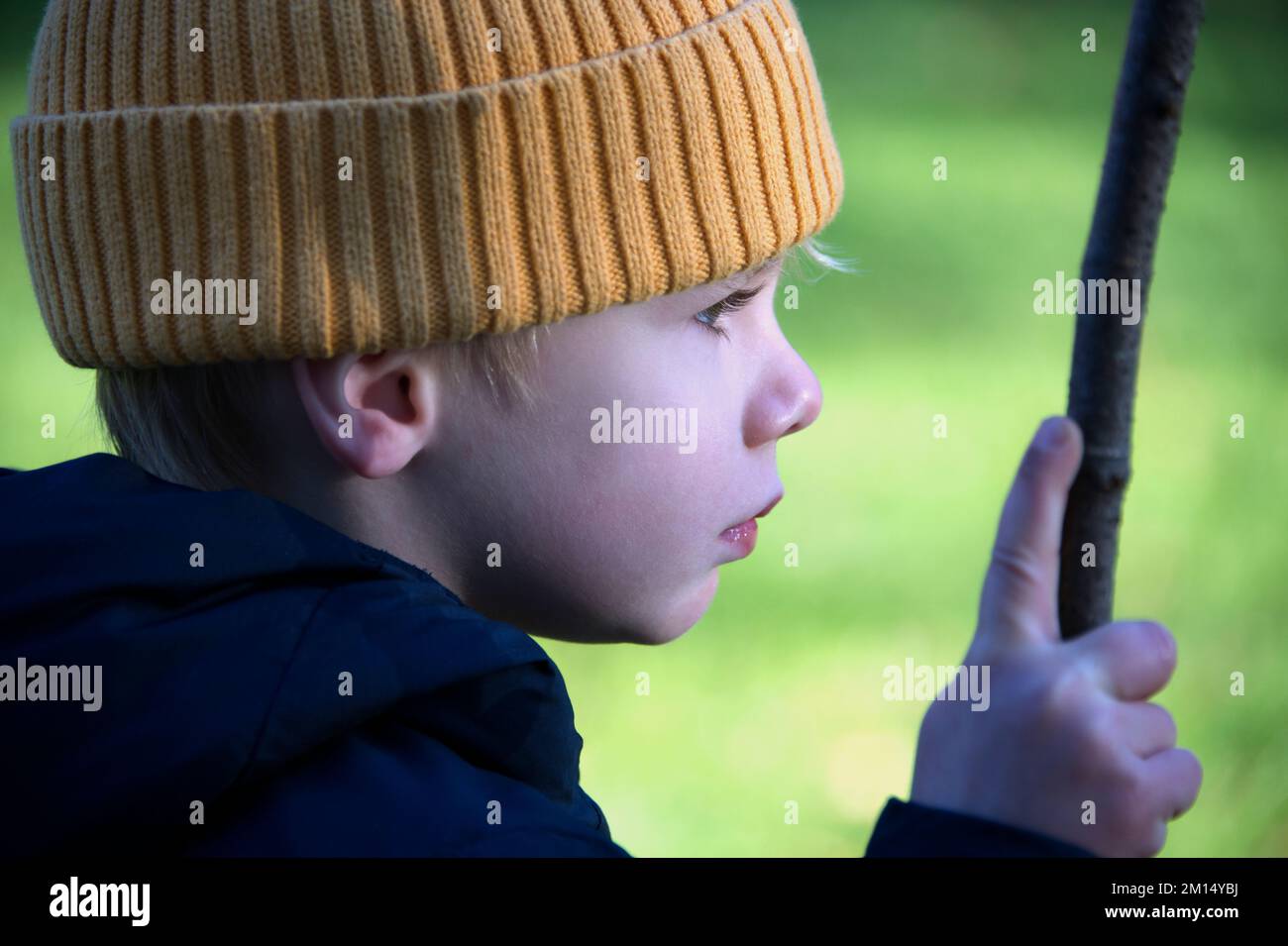 Vicino alla vista di un bambino al parco giochi in una giornata di sole Foto Stock