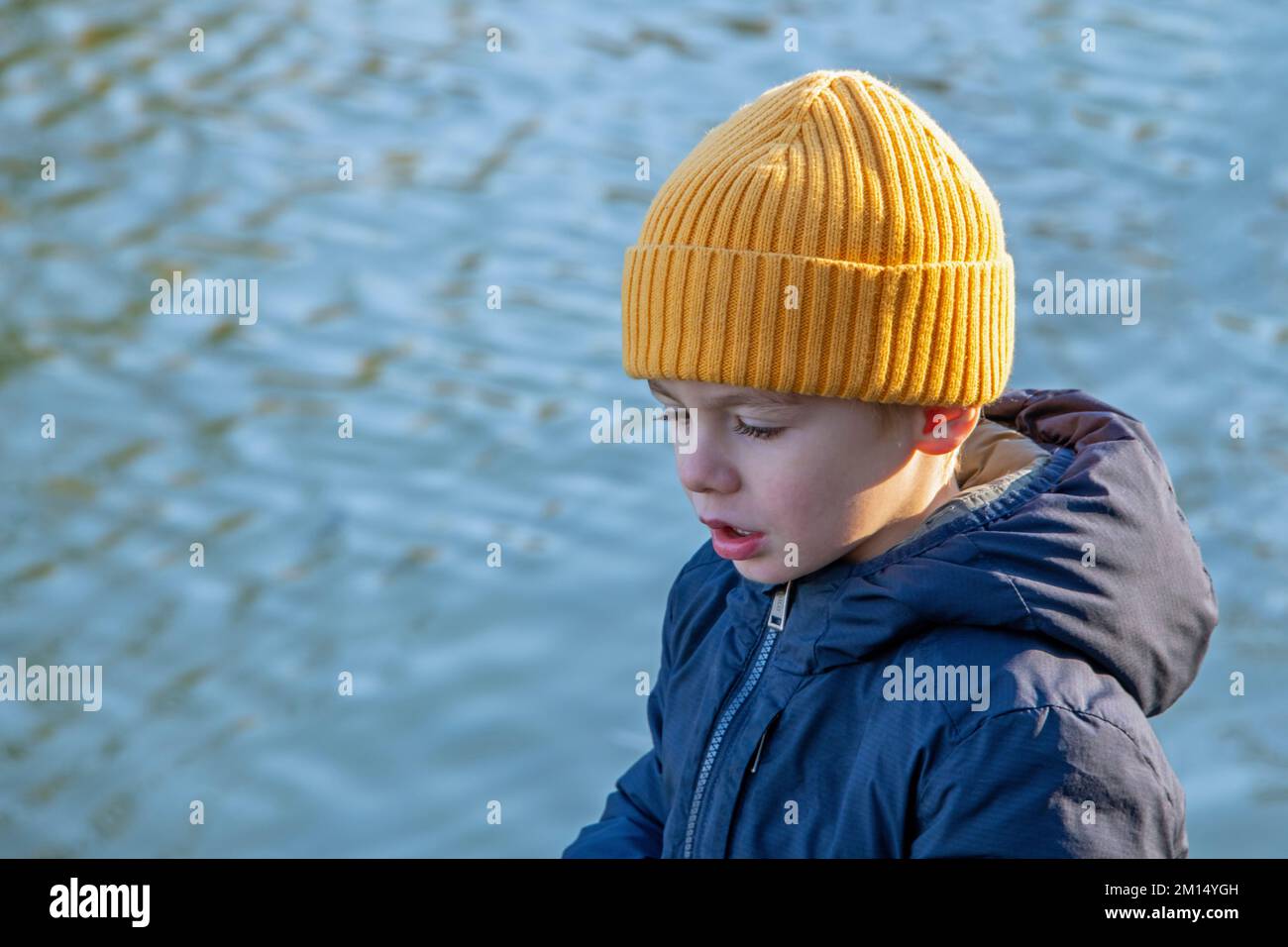 Vicino alla vista di un bambino al parco giochi in una giornata di sole Foto Stock