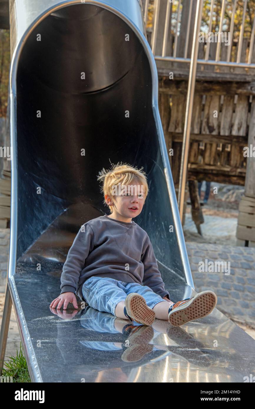 Vicino alla vista di un bambino al parco giochi in una giornata di sole Foto Stock