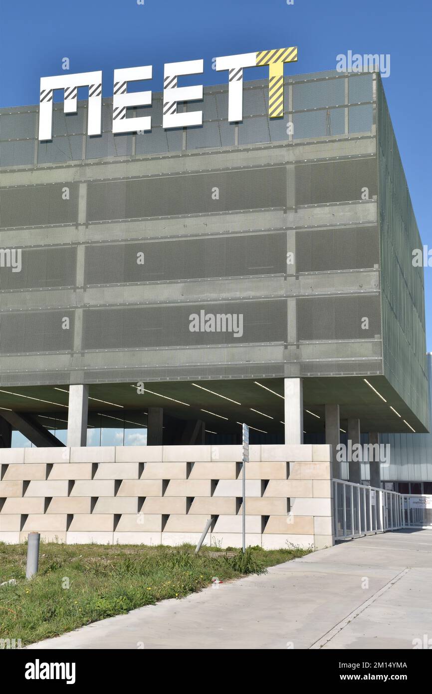 Parete esterna del parcheggio e logo del centro espositivo MEETT, Parc des Expositions Centre des Expositions, OMA Architects, Francia, MeetToulouse Foto Stock