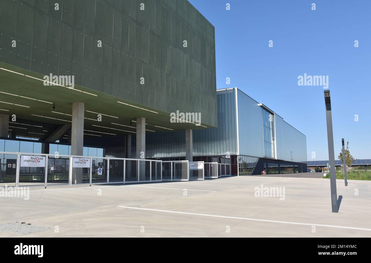 Parcheggio e sala principale e parete esterna del centro esposizioni MEETT, Parc des Expositions & OMA Architects, Tolosa, Francia Foto Stock