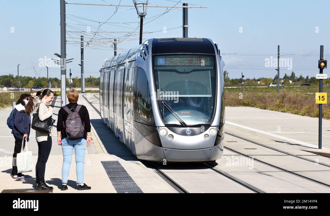 Tram Alstom Citadis 302 che si avvicina alla fermata del tram per il centro espositivo MEETT, Parc des Expositions, sulla linea di tram di Tolosa Foto Stock