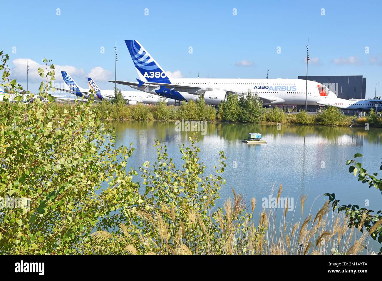 Aeroscopia, museo aerospaziale, Blagnac, casa francese della Concorde, edificio curvo simile ad un hangar, 3 velivoli Airbus in esposizione, A320, A340 e A380 Foto Stock