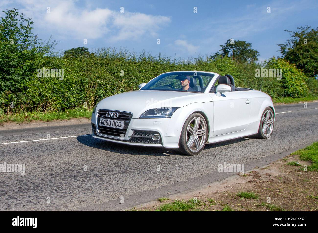 2011 White AUDI TT S LINE TDI quattro 1968cc Diesel Cabrio; in rotta per Capesthorne Hall Classic May car show, Cheshire, Regno Unito Foto Stock