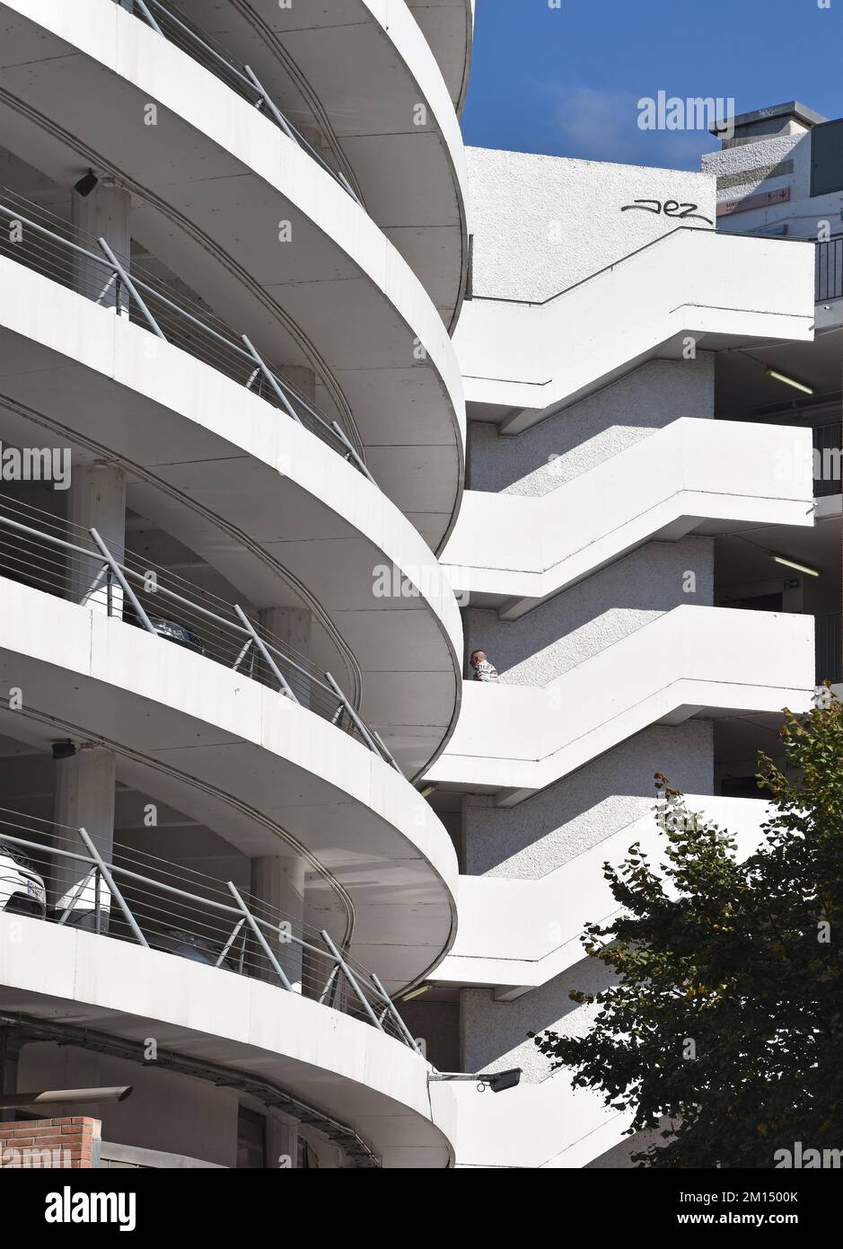 Parcheggio Victor Hugo a più piani nel centro di Tolosa Francia, suggestive balaustre scultoree in cemento dipinte di bianco fino alle scale e alla rampa circolare Foto Stock