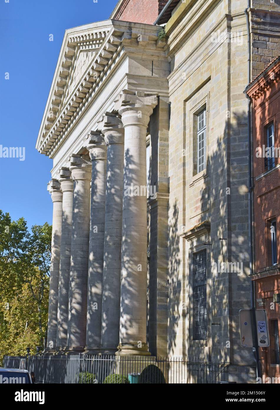 La chiesa della Basilica di Notre-Dame de la Daurade, costruita nel c1776, sul sito della basilica precedente e Tempio di Apollo, portico in stile neoclassico esastile Foto Stock