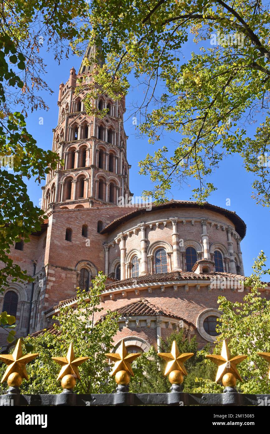 La chiesa Basilica di San Sernin, Tolosa, il più grande edificio romanico d'Europa, di mattoni rossi, la ville rosa, costruito c1180-1220, chevet & Torre Foto Stock
