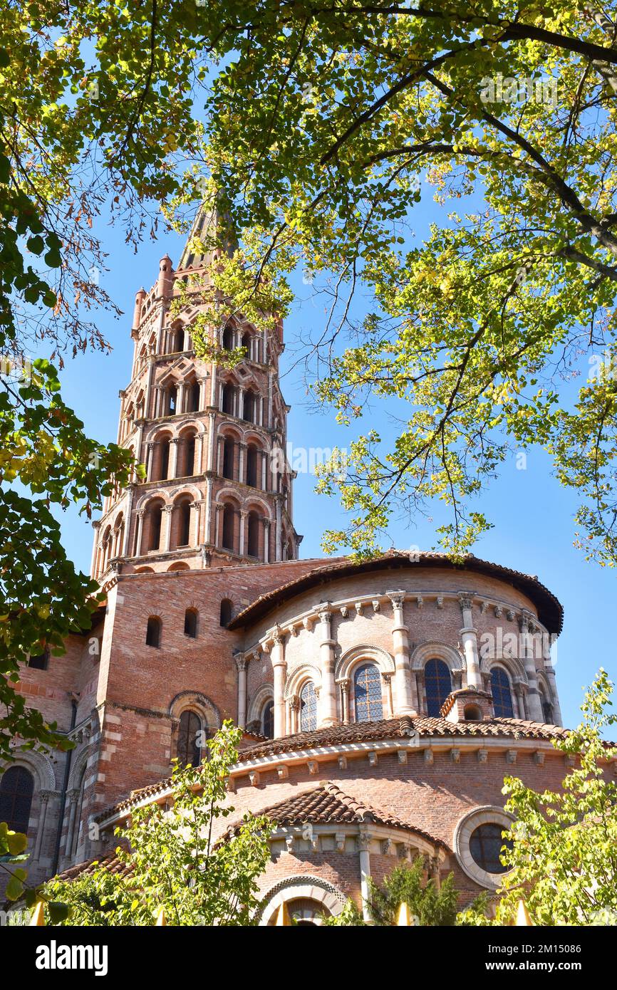 La chiesa Basilica di San Sernin, Tolosa, il più grande edificio romanico d'Europa, di mattoni rossi, la ville rosa, costruito c1180-1220, chevet & Torre Foto Stock