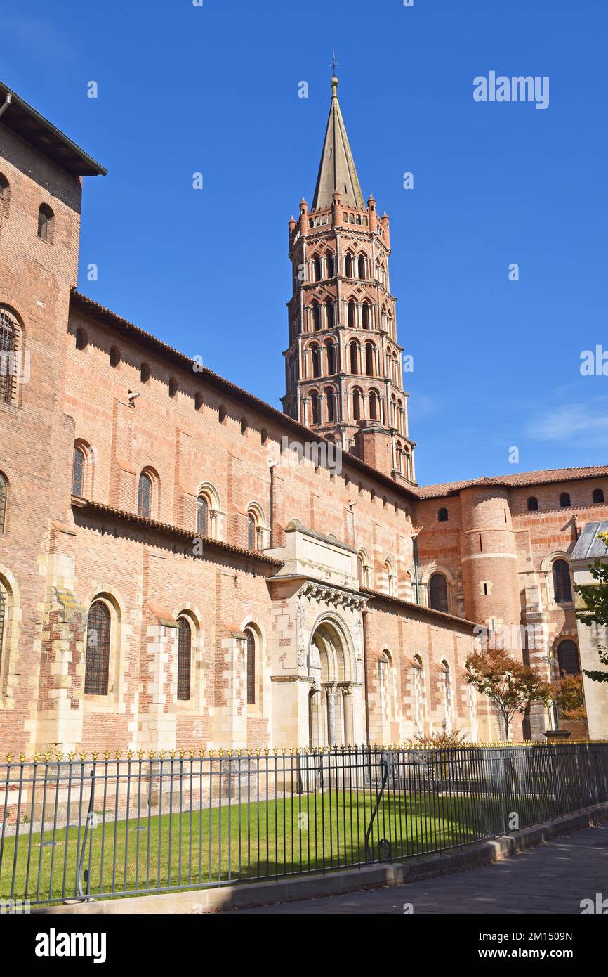 La chiesa Basilica di San Sernin, Tolosa, il più grande edificio romanico d'Europa, di mattoni rossi, la ville rosa, costruito c1180-1220 e porta rinascimentale Foto Stock
