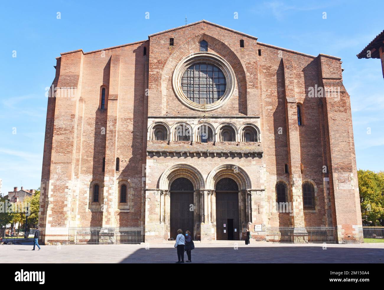 La chiesa Basilica di San Sernin, Tolosa, il più grande edificio romanico d'Europa, di mattoni rossi, la ville rosa, costruito c1180-1220, W facciata Foto Stock