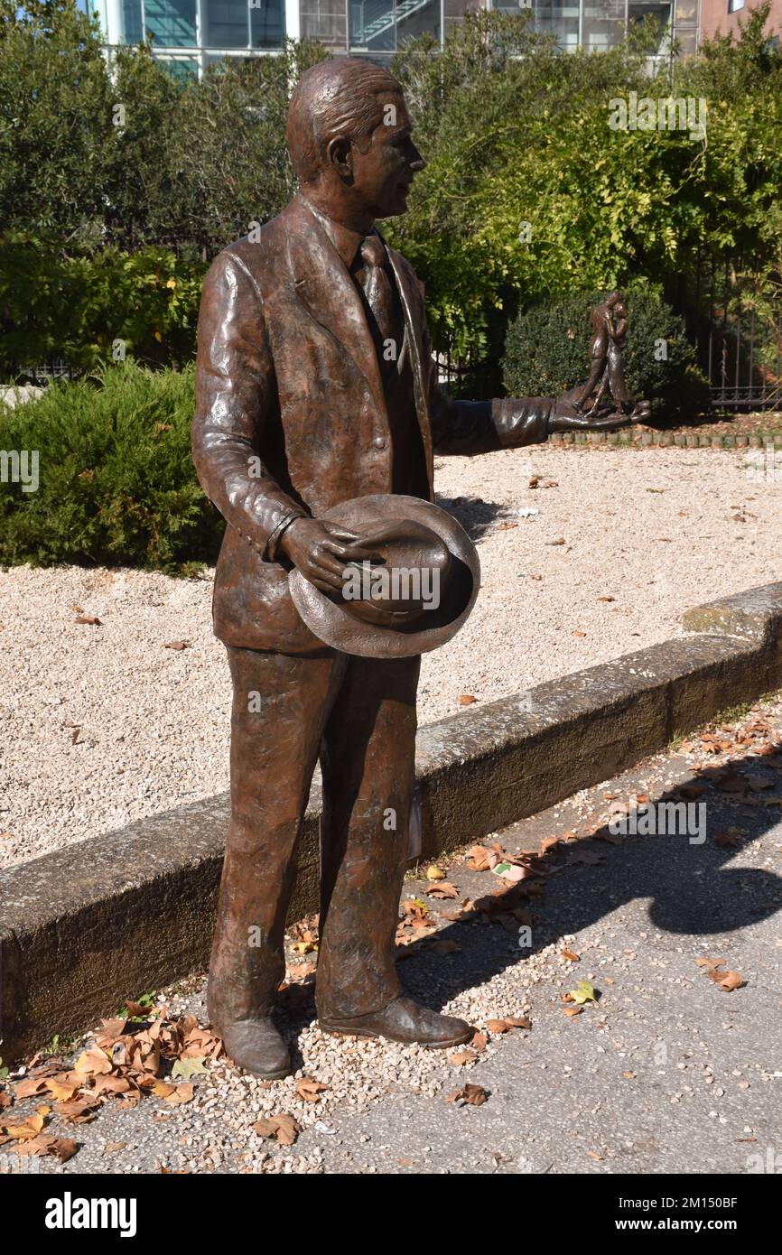 Scultura in bronzo di Carlos Gardel, nato Tolosa, cantante e compositore di tango argentino, con ballerini di tango in mano sinistra, scultore Sébastien Langloÿs Foto Stock