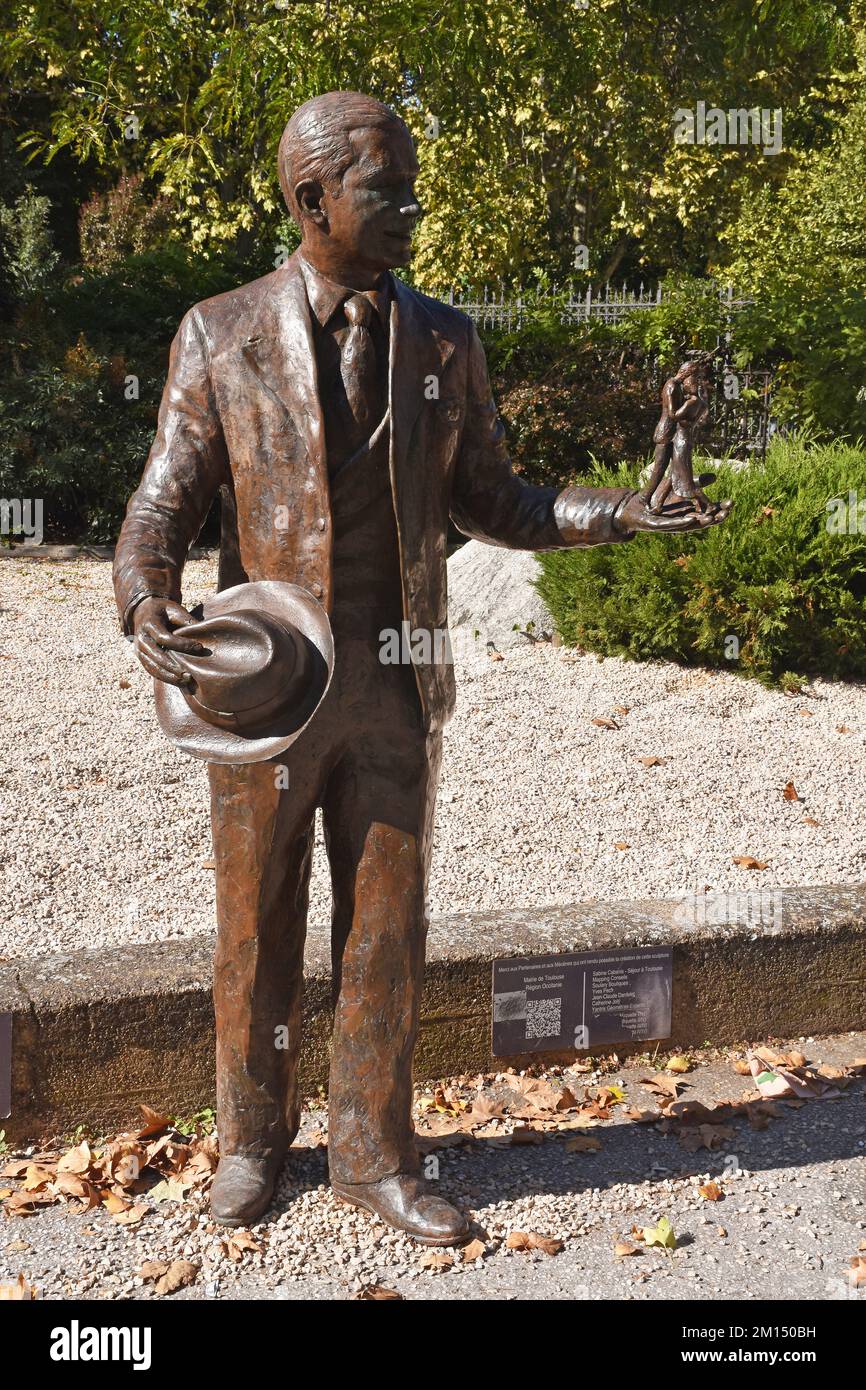 Scultura in bronzo di Carlos Gardel, nato Tolosa, cantante e compositore di tango argentino, con ballerini di tango in mano sinistra, scultore Sébastien Langloÿs Foto Stock
