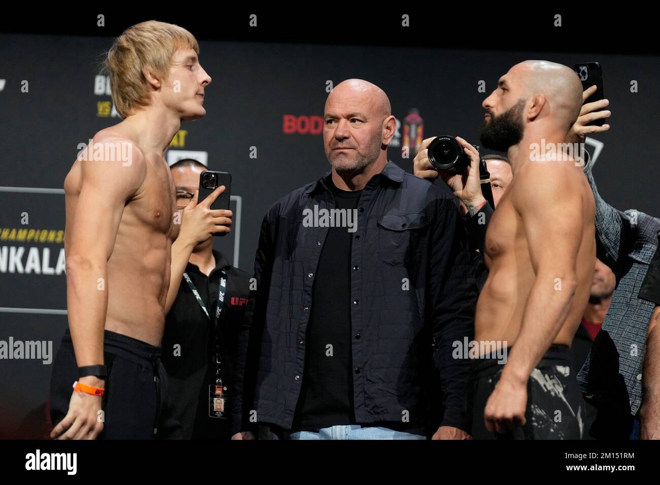 Las Vegas, Stati Uniti. 09th Dec, 2022. LAS VEGAS, NV - 9 dicembre: Paddy Pimblett (L) e Jared Gordon (R) Face-off dopo i pesi cerimoniali alla MGM Grand Garden Arena per UFC 282 -Blachowicz vs Ankalaev : pesi cerimoniali il 9 dicembre 2022 a Las Vegas, NV, Stati Uniti. (Foto di Louis Grasse/PxImages) Credit: PX Images/Alamy Live News Foto Stock