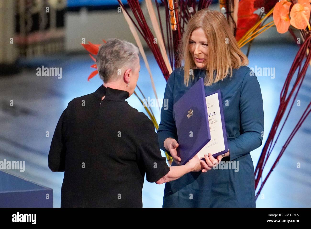 Oslo 20221210.Berit Reiss-Andersen Presidente del Comitato Nobel assegna a Natallia Pintsjuk, che rappresenta il marito, l'attivista bielorusso Ales Byaljatski, il Premio Nobel per la pace per il 2022 nel Municipio di Oslo il sabato. Byalyatski riceve il premio insieme a Memorial e CCL, le organizzazioni per i diritti umani ricevono il premio per il loro lavoro per i diritti umani in Bielorussia, Russia e Ucraina. Foto: Rodrigo Freitas / NTB Foto Stock