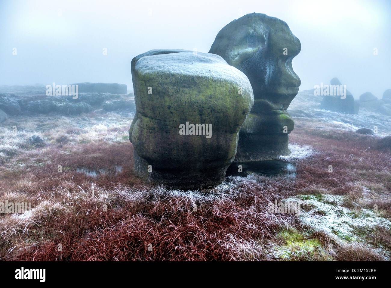 Massi di pietra gritstone su Kinder Scout in inverno, Peak District National Park Foto Stock