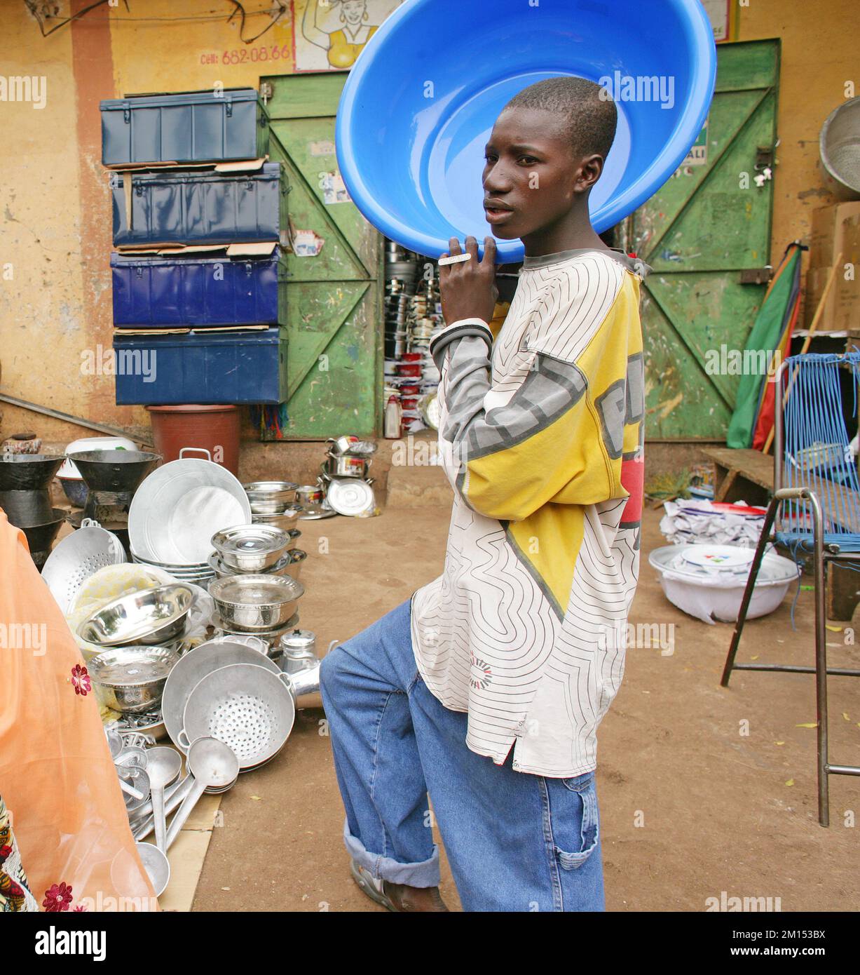 Un venditore che vende ciotola di plastica nel grande mercato marchigiano a Bamako Mali, Africa occidentale. Foto Stock