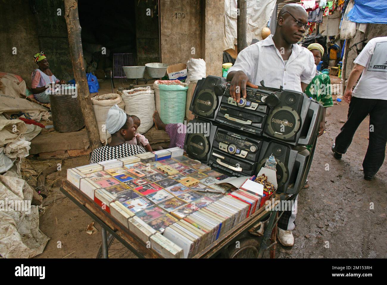 Vendor vende nastri musicali per le strade di Bamako, Mali, Africa occidentale Foto Stock