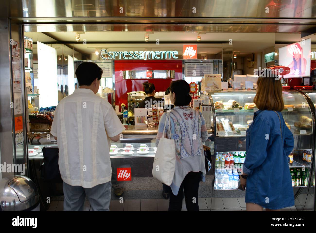 HONG KONG - 17 APRILE: Caffè espressamente il 17 aprile 2014 a Hong Kong. L'Aeroporto Internazionale di Hong Kong e' uno dei migliori aeroporti dell'anno Foto Stock