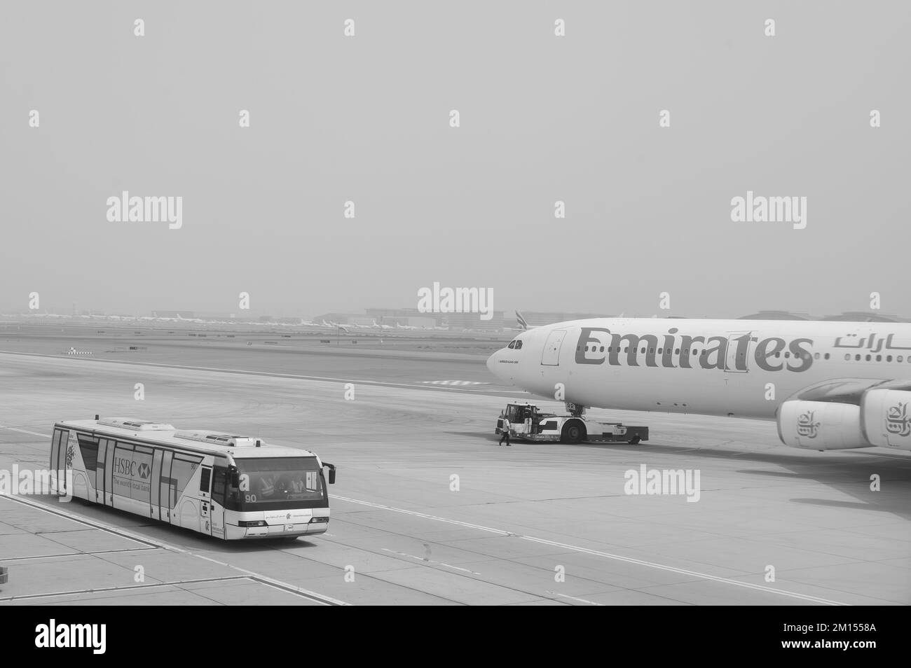 DUBAI - 23 MAGGIO: Voli Emirates all'aeroporto di Dubai il 23 maggio 2012 a Dubai, Emirati Arabi Uniti. Emirates gestisce gran parte del traffico passeggeri e dei veicoli aerei Foto Stock