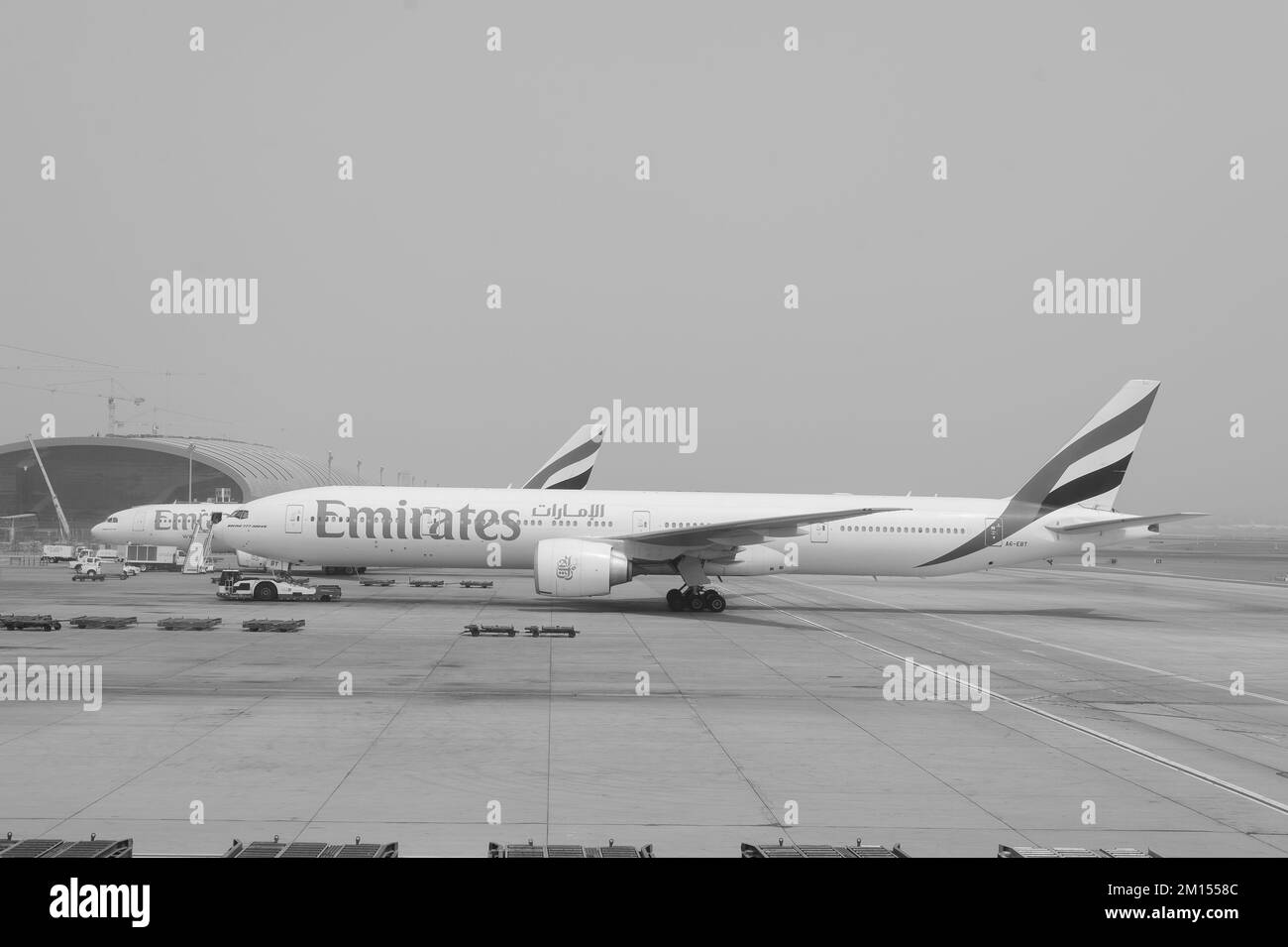DUBAI - 23 MAGGIO: Voli Emirates all'aeroporto di Dubai il 23 maggio 2012 a Dubai, Emirati Arabi Uniti. Emirates gestisce gran parte del traffico passeggeri e dei veicoli aerei Foto Stock