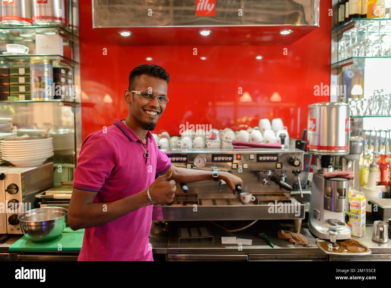 KUALA LUMPUR-APRILE 24: Cameriere in Espersamente Illy cafe il 24 Aprile 2014 a Kuala Lumpur, Malesia. Illycaffe è un'azienda italiana di torrefazione del caffè Foto Stock