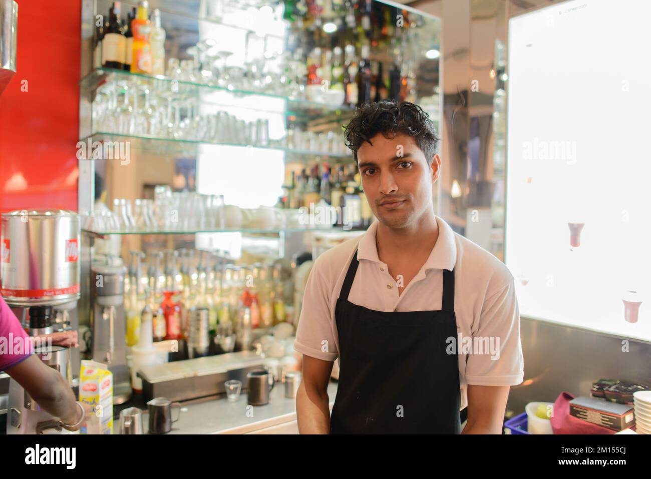 KUALA LUMPUR-APRILE 24: Cameriere in Espersamente Illy cafe il 24 Aprile 2014 a Kuala Lumpur, Malesia. Illycaffe è un'azienda italiana di torrefazione del caffè Foto Stock