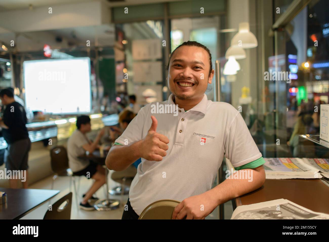 KUALA LUMPUR-APRILE 24: Cameriere in Espersamente Illy cafe il 24 Aprile 2014 a Kuala Lumpur, Malesia. Illycaffe è un'azienda italiana di torrefazione del caffè Foto Stock