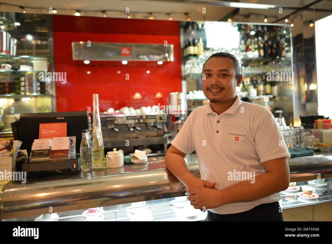 KUALA LUMPUR-APRILE 26: Cameriere in Espersamente Illy cafe il 26 Aprile 2014 a Kuala Lumpur, Malesia. Illycaffe è un'azienda italiana di torrefazione del caffè Foto Stock