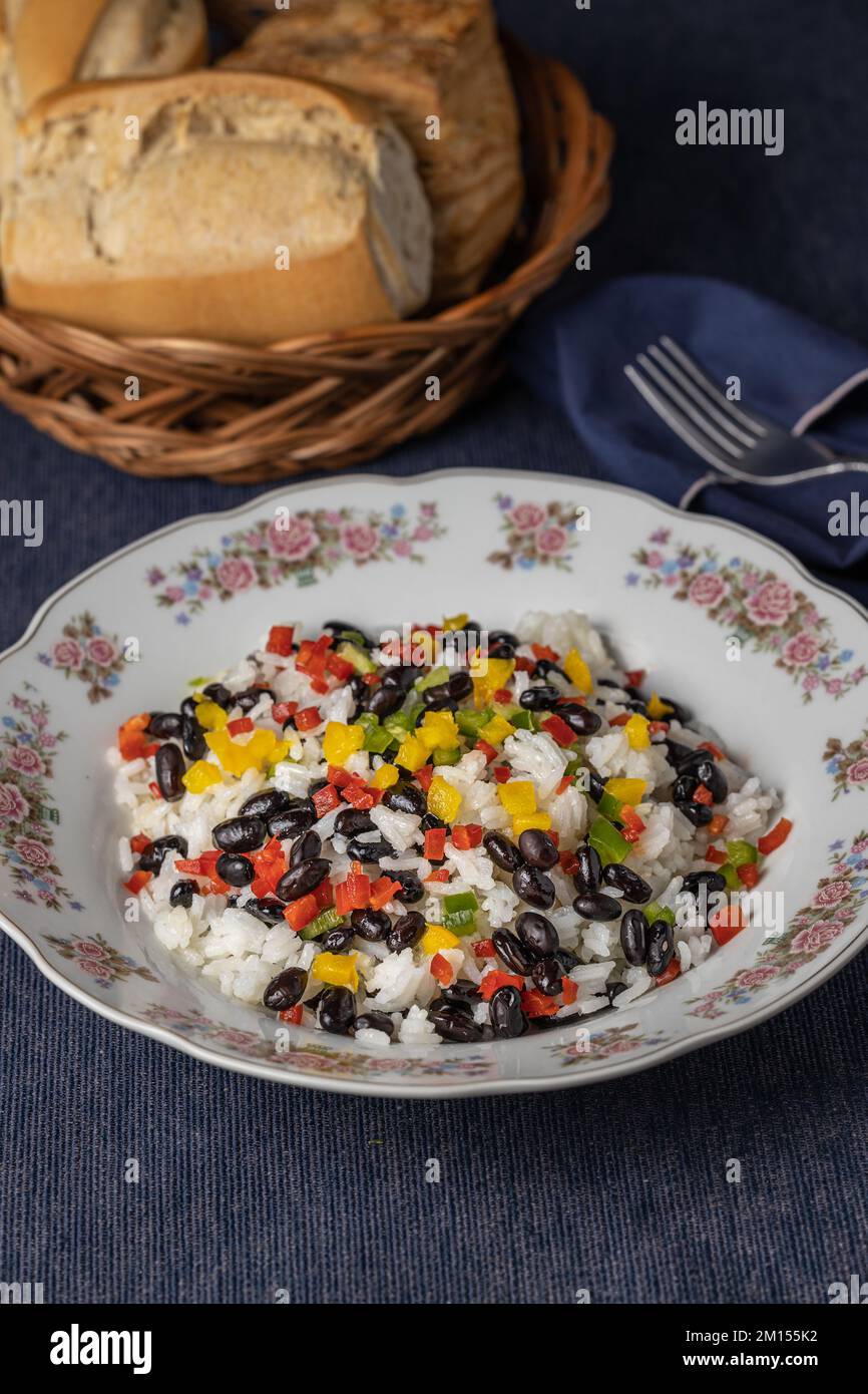 Gallo pinto, cibo tradizionale Nicaragua su piatto decorato. Foto Stock