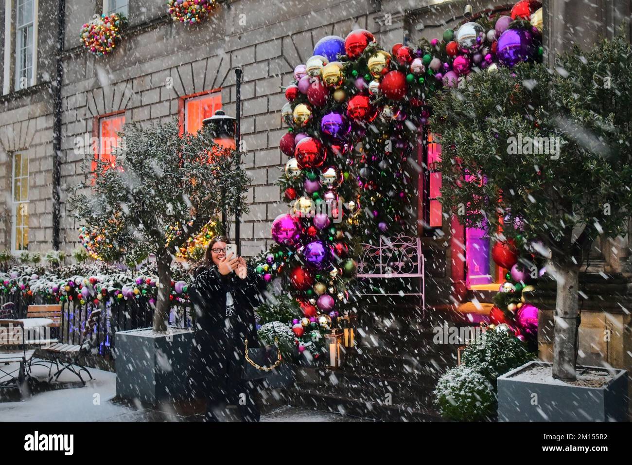 Edimburgo Scozia, Regno Unito 10 dicembre 2022. METEO:REGNO UNITO. Neve a Edimburgo. Decorazioni natalizie su George Street. credito sst/alamy notizie dal vivo Foto Stock